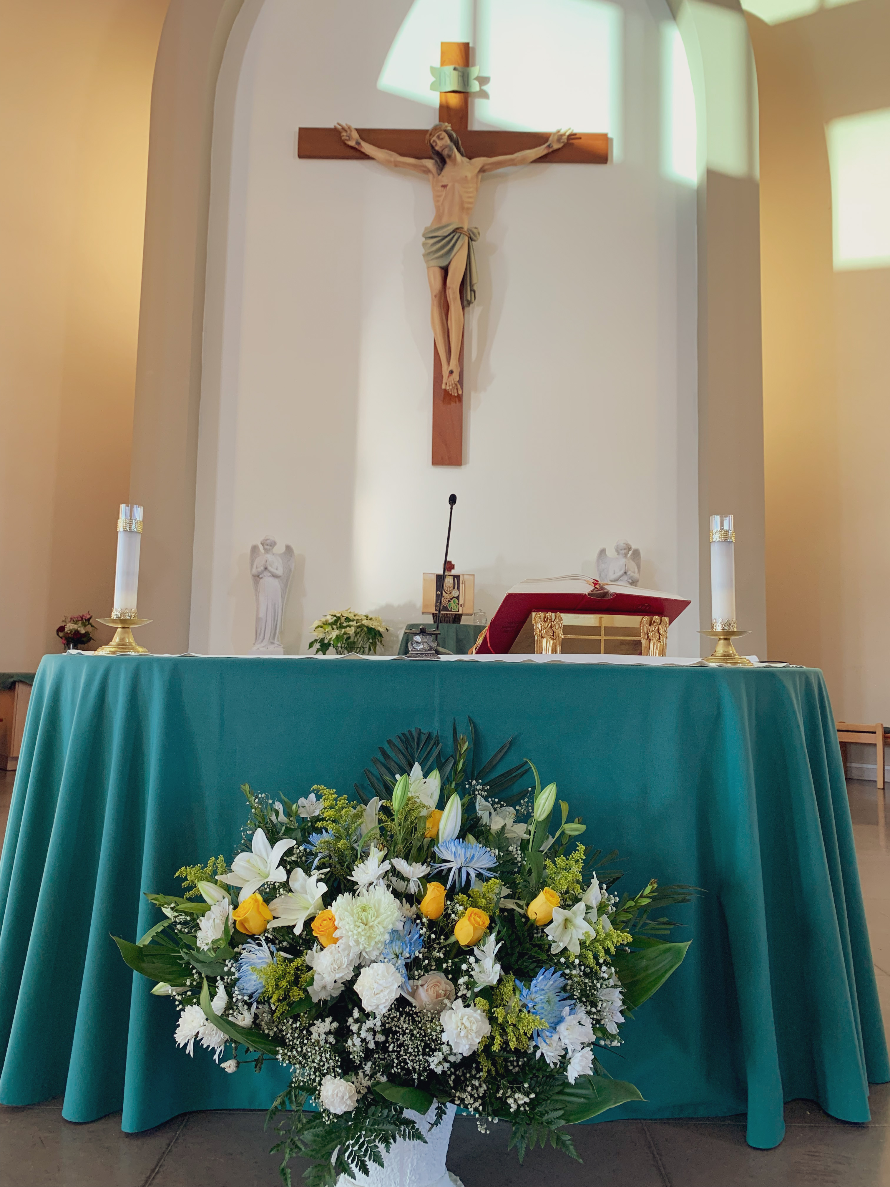 Altar with bouquet in front